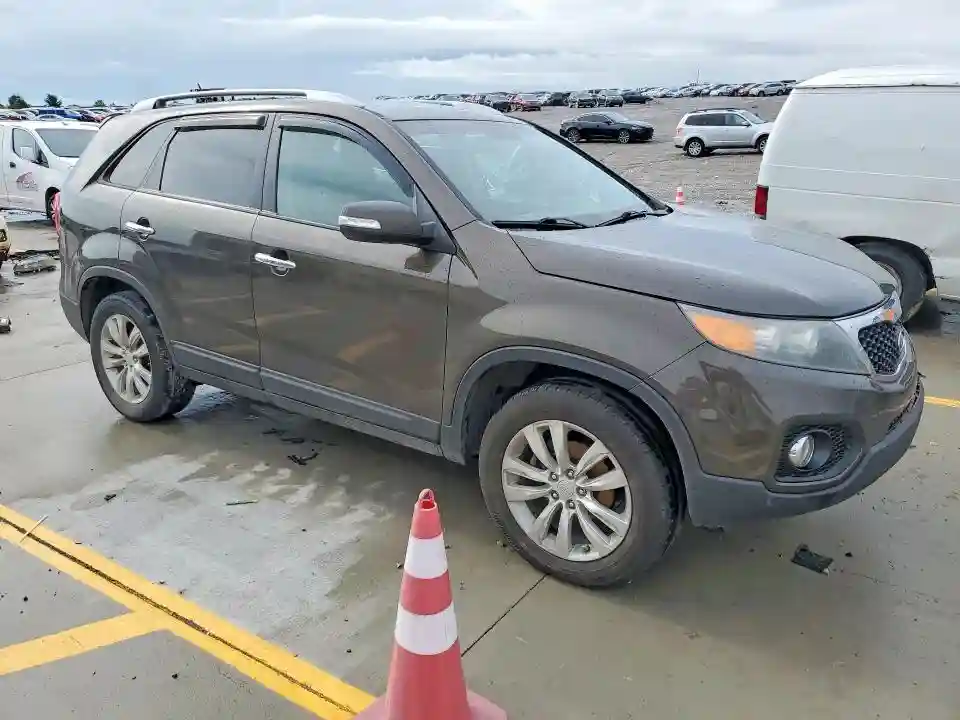 5XYKU3A14BG147389 2011 KIA SORENTO-3