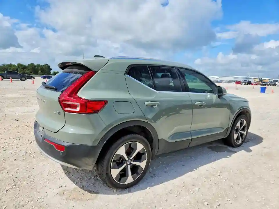 YV4L12UE4S2461637 2025 VOLVO XC40-2