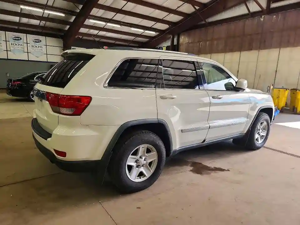 1J4RR4GG0BC525711 2011 JEEP GRAND CHEROKEE-2
