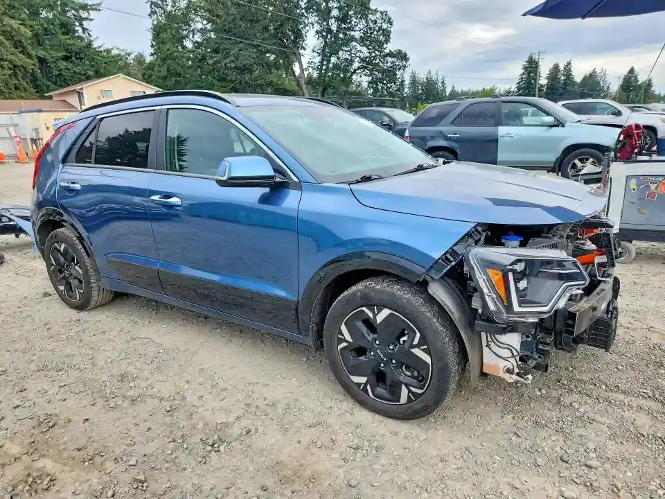 KNDCT3L18P5068361 2023 KIA NIRO-3
