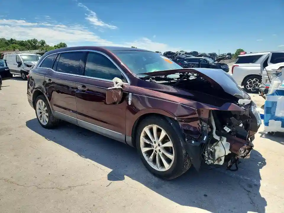 2LMHJ5FR7ABJ28030 2010 LINCOLN MKT-3