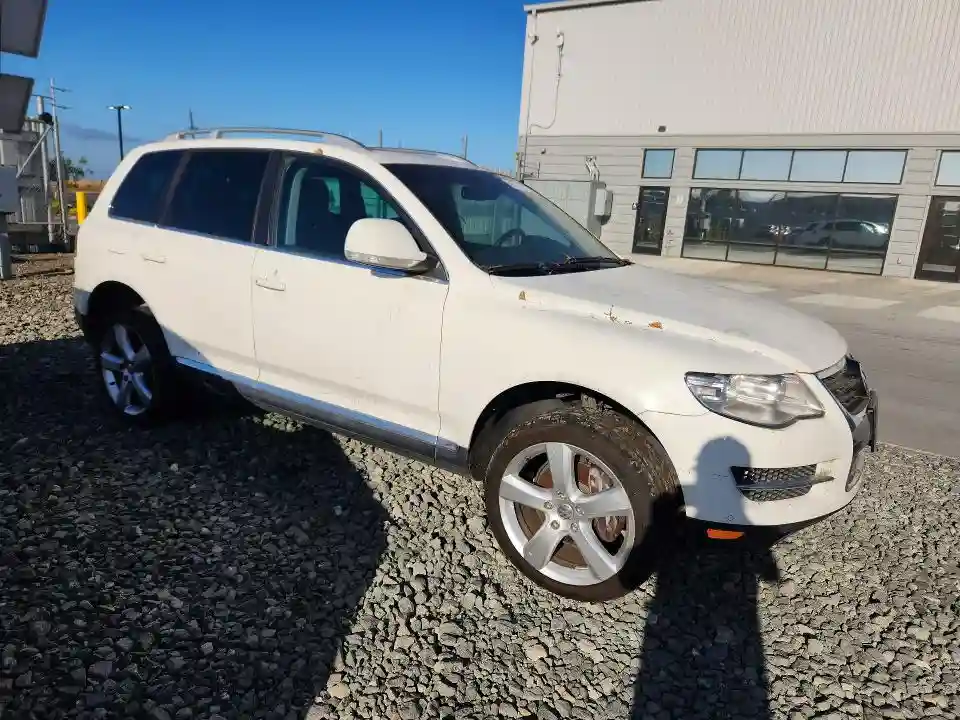 WVGBF7A9XAD000817 2010 VOLKSWAGEN TOUAREG-3