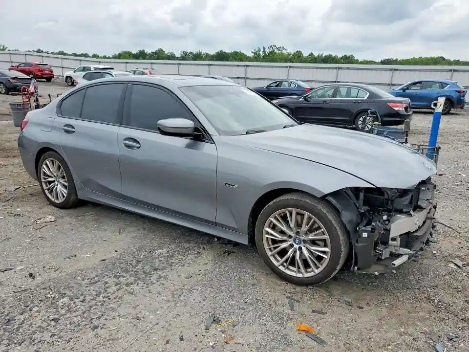 3MW39FF07P8D01696 2023 BMW 3 SERIES-3