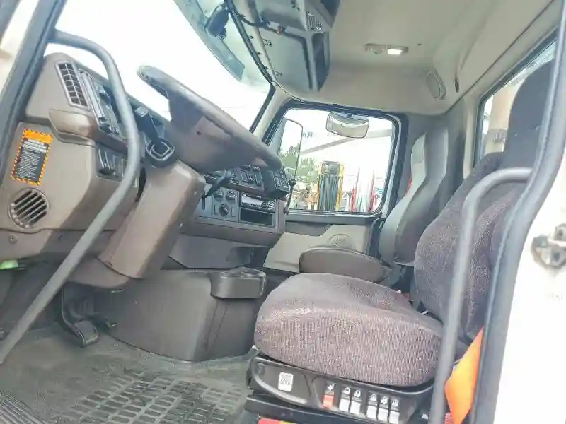 4V4N39TG2JN892710 2018 VOLVO VN-4