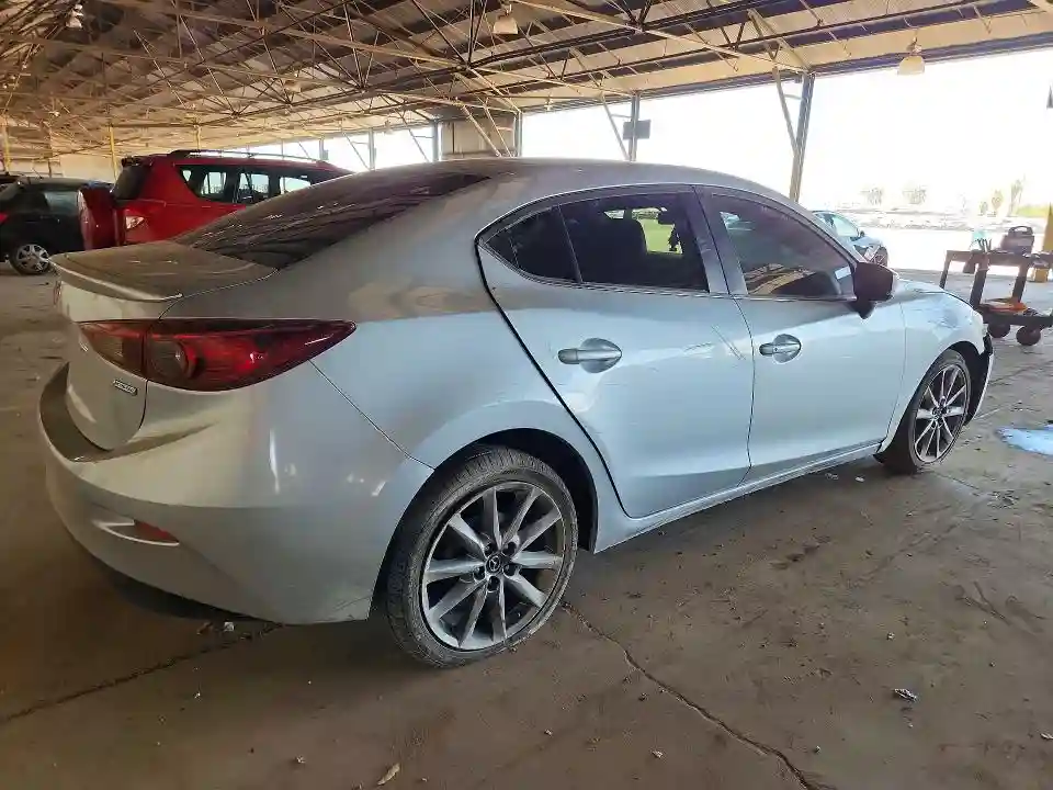 3MZBN1V30JM217577 2018 MAZDA 3-2