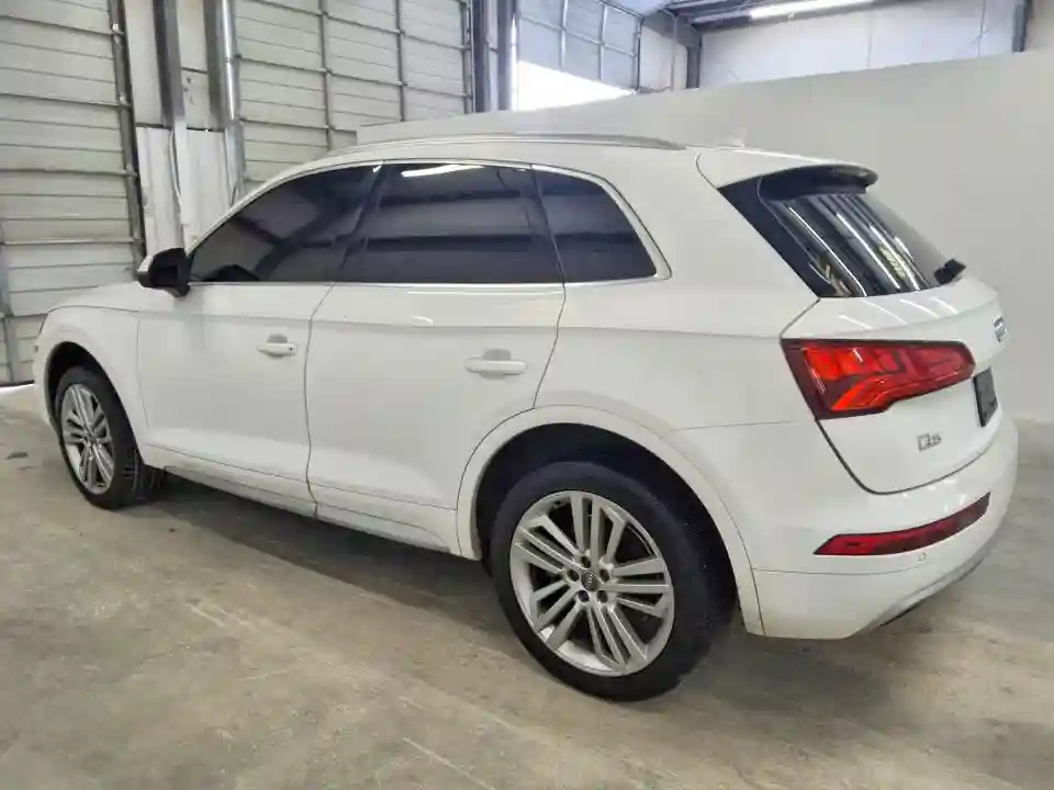 WA1CNAFY8J2070217 2018 AUDI Q5-1
