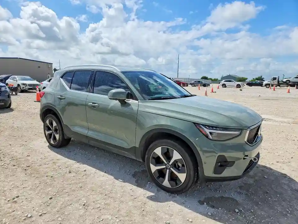YV4L12UE4S2461637 2025 VOLVO XC40-3