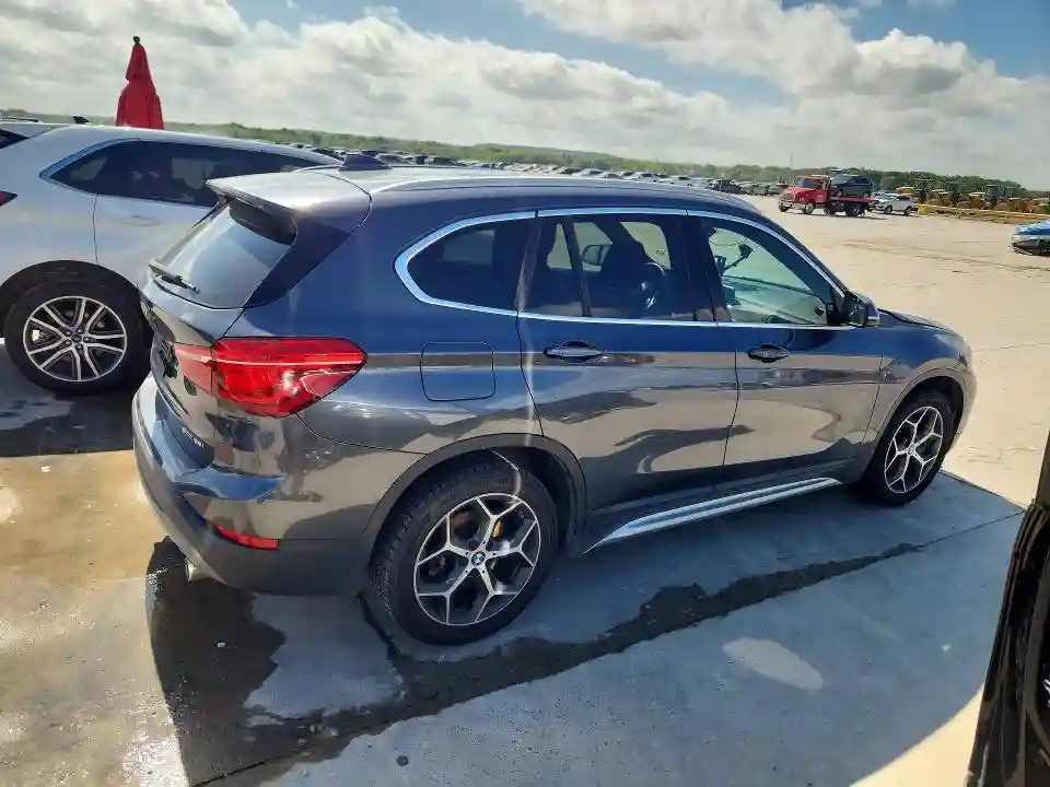 WBXHU7C30J5L09402 2018 BMW X1-2
