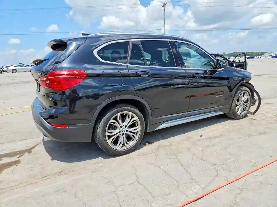 WBXHT3C30H5F80579 2017 BMW X1-2