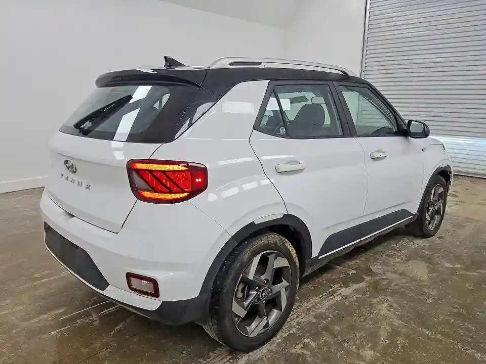 KMHRC8A3XNU172117 2022 HYUNDAI VENUE-2