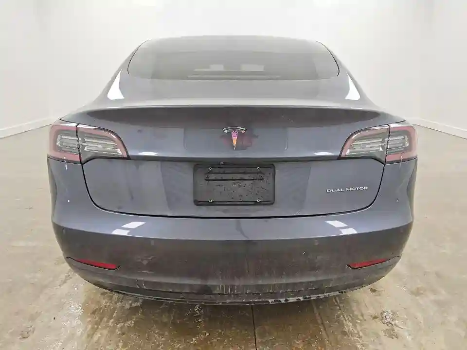 5YJ3E1EB3JF185257 2018 TESLA MODEL 3-5