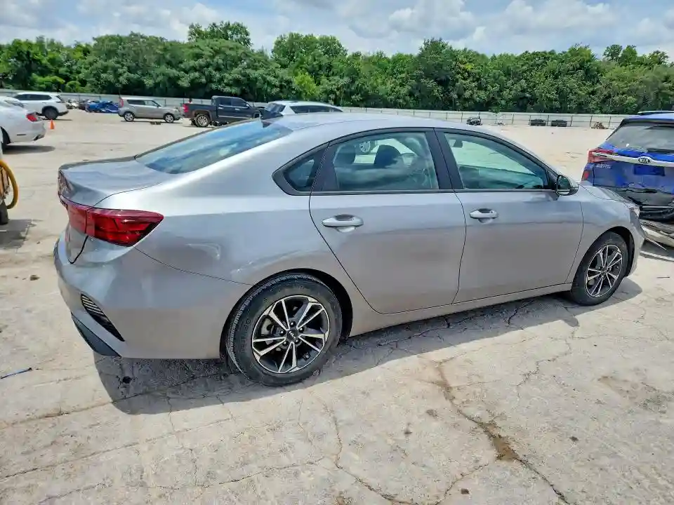 3KPF24AD7RE725306 2024 KIA FORTE-2