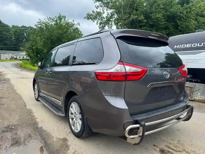 5TDDZ3DC2HS167093 2017 TOYOTA SIENNA-2