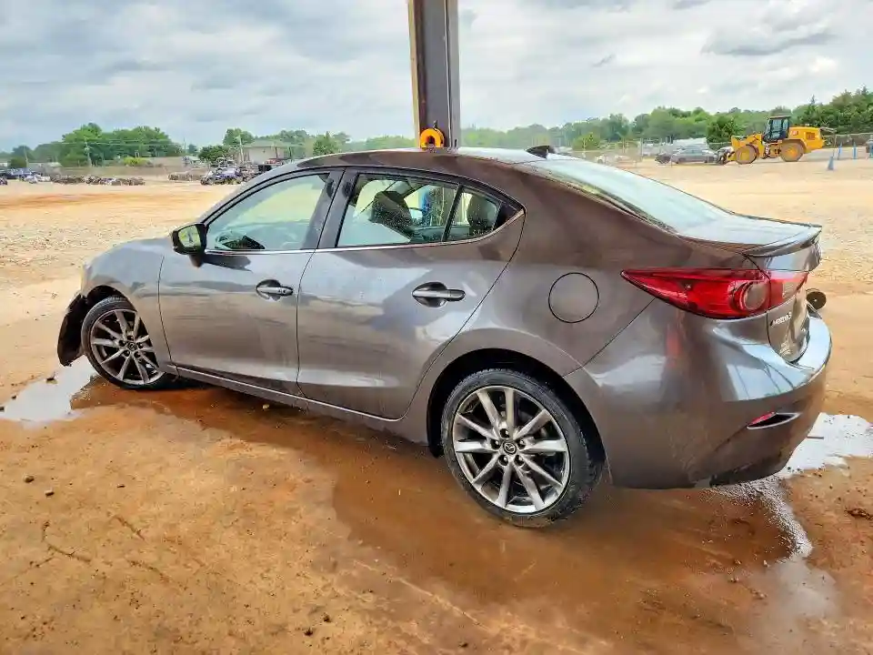 3MZBN1V33JM240013 2018 MAZDA 3-1