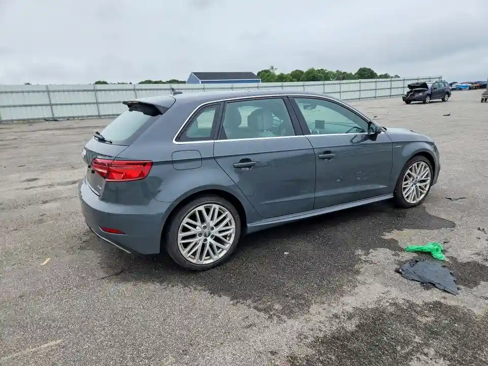WAUSPBFF1JA067081 2018 AUDI A3-2
