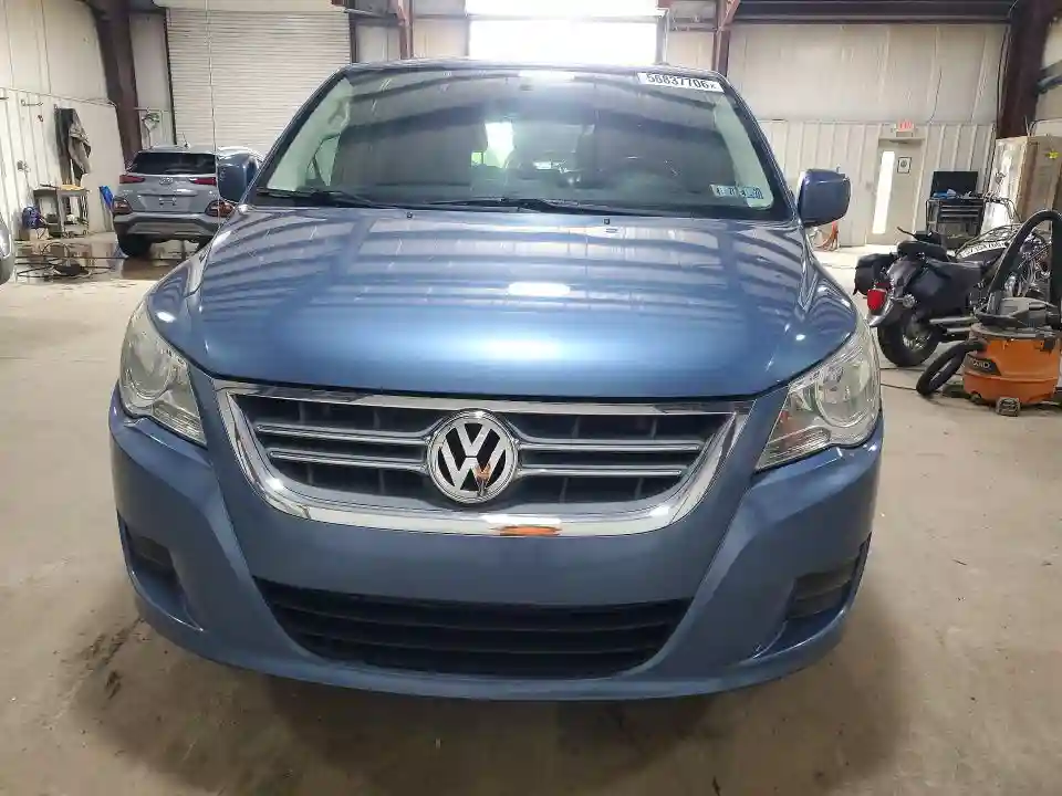 2V4RW3DG2BR738797 2011 VOLKSWAGEN ROUTAN-4