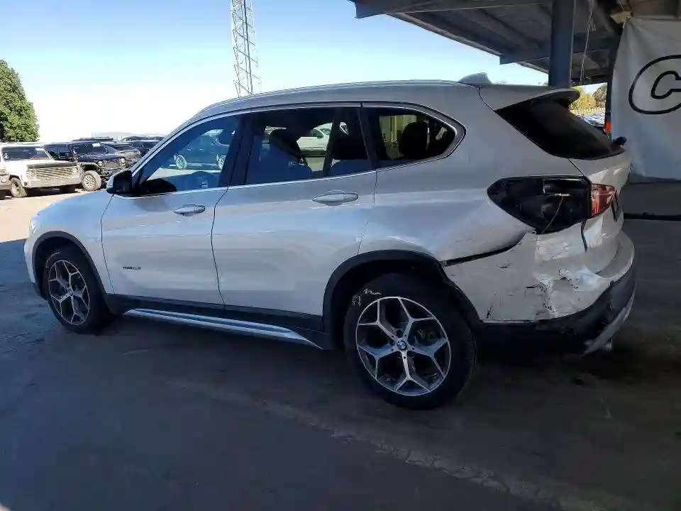 WBXHU7C37J5H40662 2018 BMW X1-1