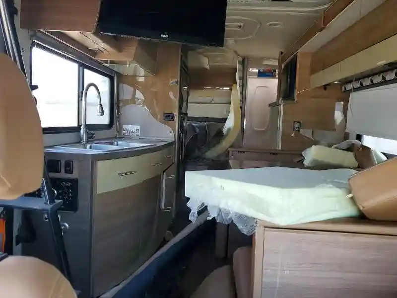 WDAPF4CC5H9729129 2017 WINNIBAGO RECREATION-5