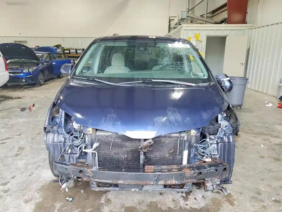 5TDKZ3DC1JS960012 2018 TOYOTA SIENNA-4