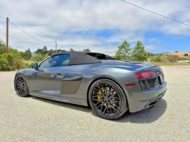 WUAVACFX5H7903940 2017 AUDI R8-2