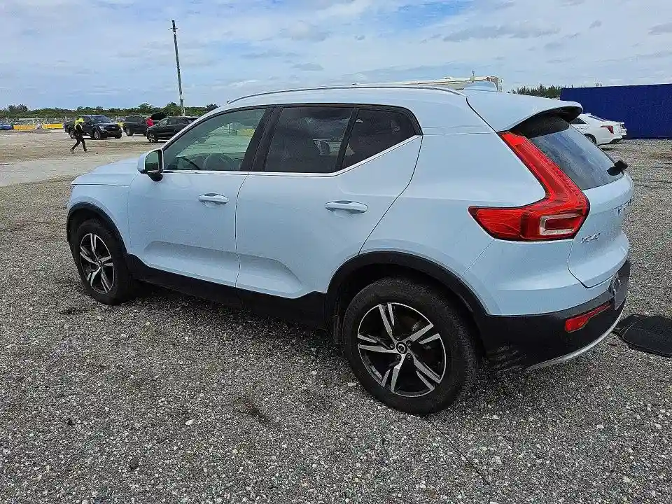 YV4L12UJ0S2450888 2025 VOLVO XC40-1