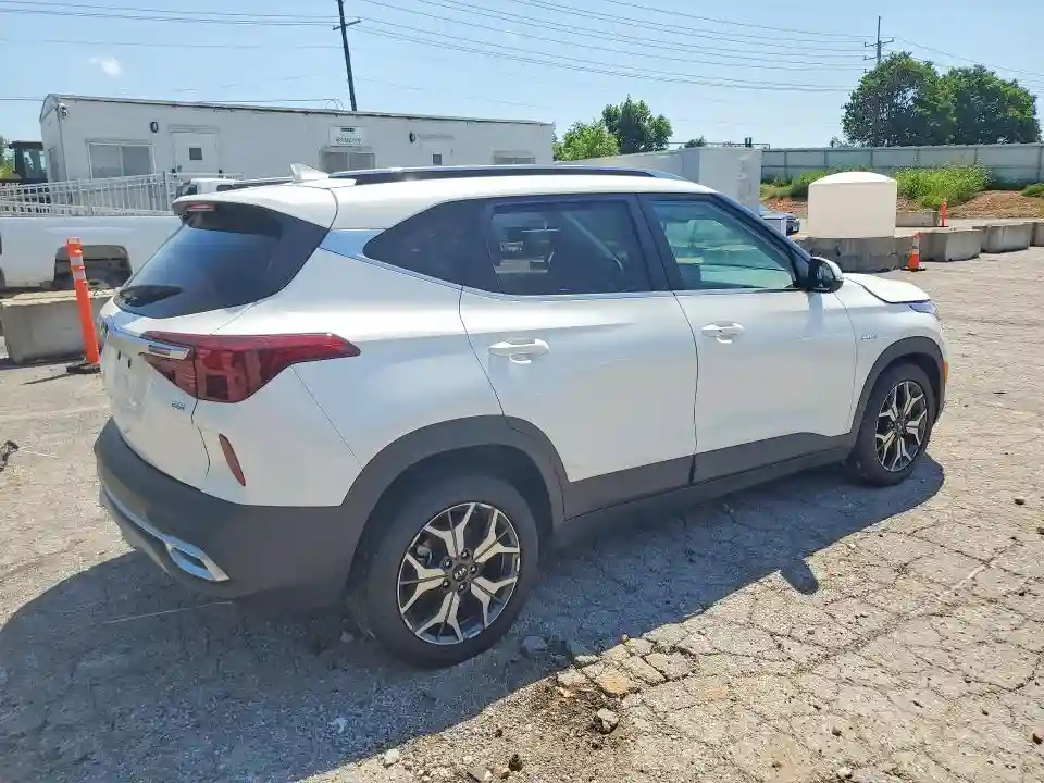 KNDERCAA4M7175370 2021 KIA SELTOS-2