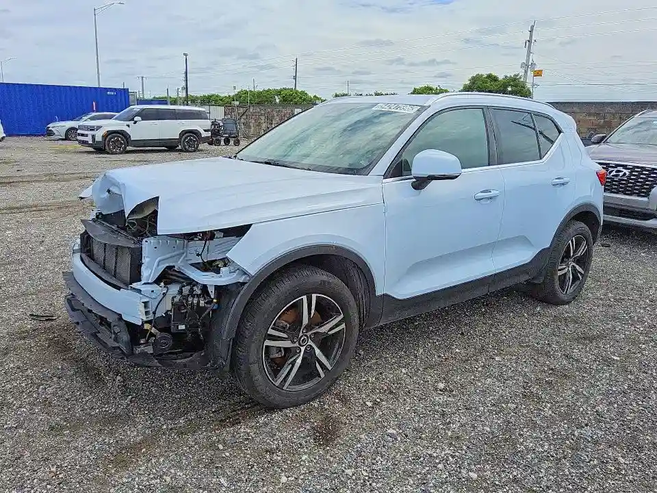 YV4L12UJ0S2450888 2025 VOLVO XC40-0