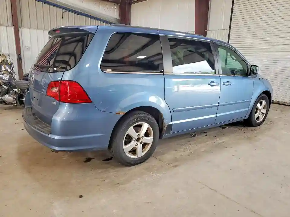 2V4RW3DG2BR738797 2011 VOLKSWAGEN ROUTAN-2