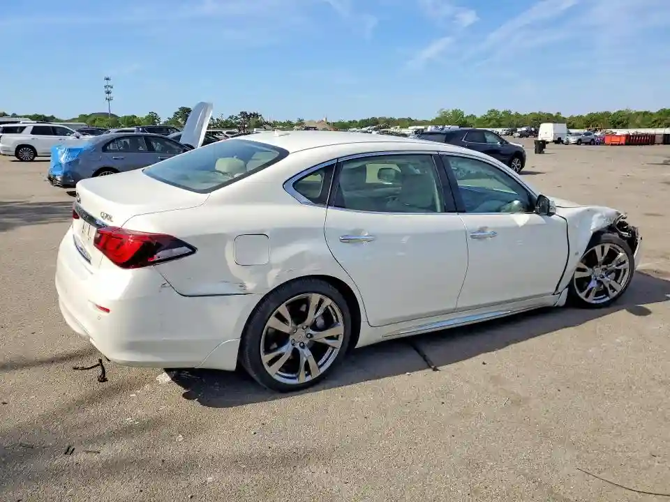 JN1BY1PRXHM210804 2017 INFINITI Q70-2