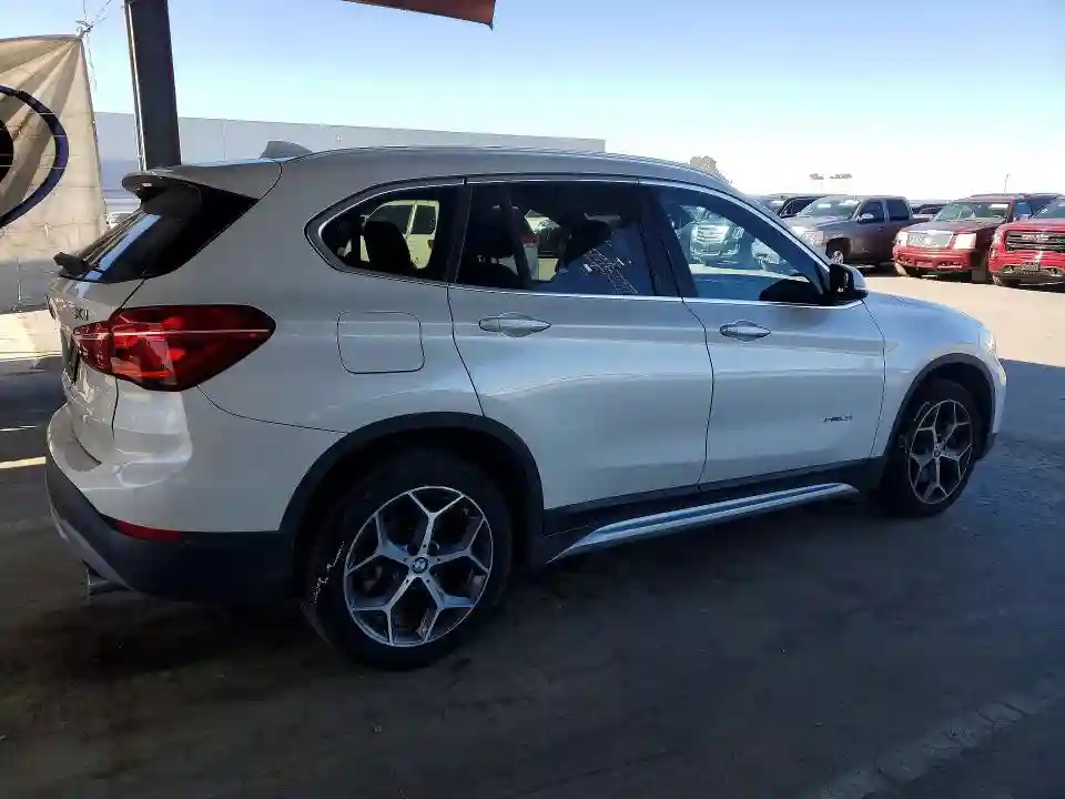 WBXHU7C37J5H40662 2018 BMW X1-2