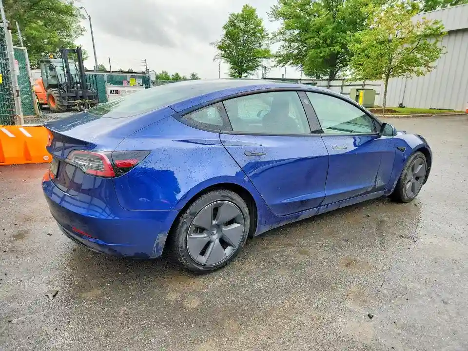 5YJ3E1EA1PF435210 2023 TESLA MODEL 3-2