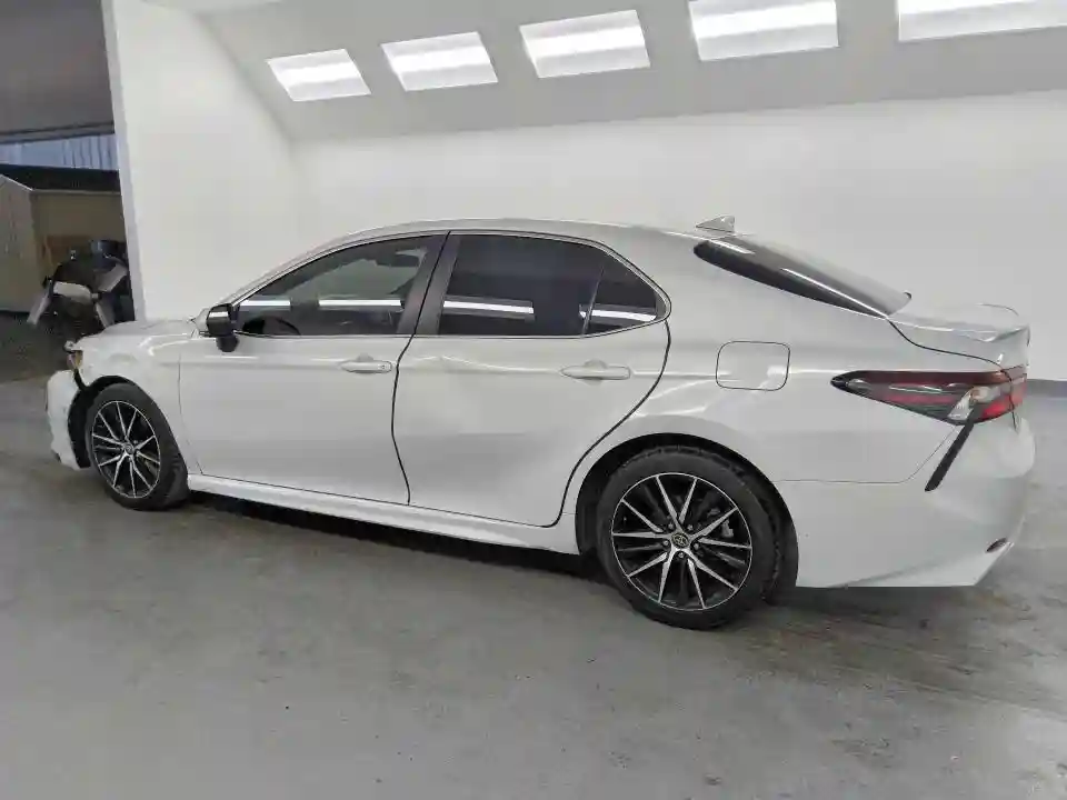 4T1G11AKXNU061806 2022 TOYOTA CAMRY-1