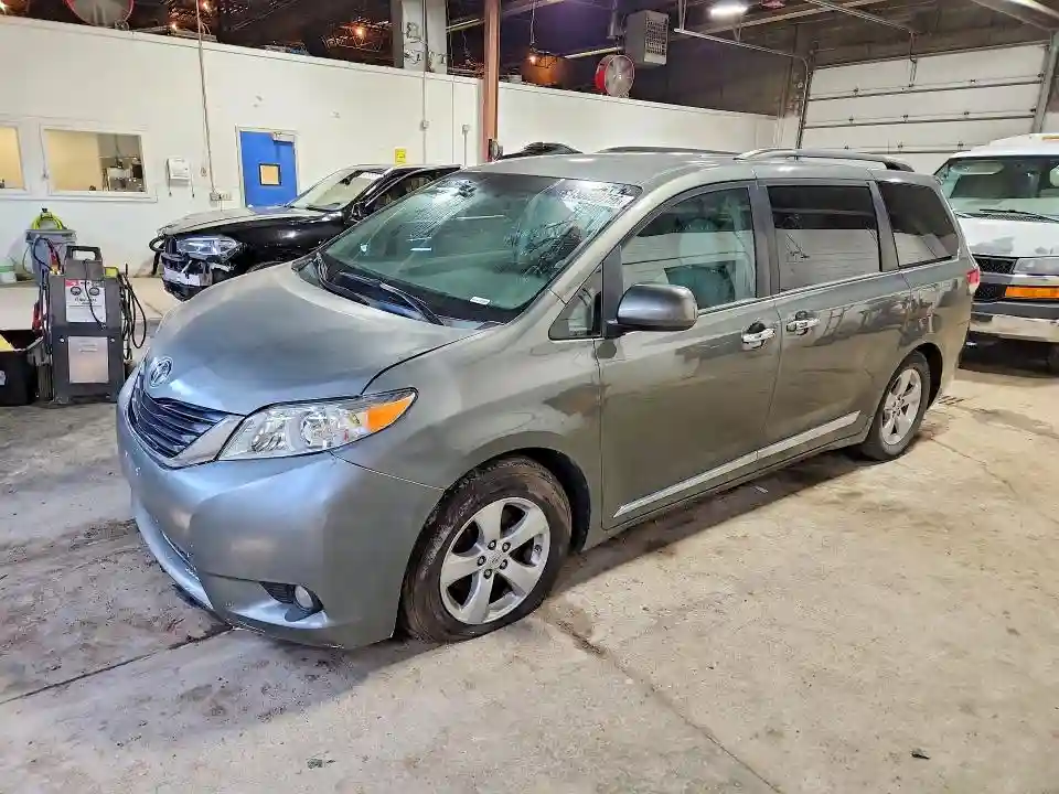 5TDKK3DC4BS079469 2011 TOYOTA SIENNA-0