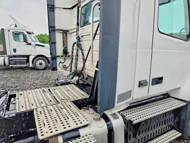 4V4N39TG6HN988088 2017 VOLVO VN-5