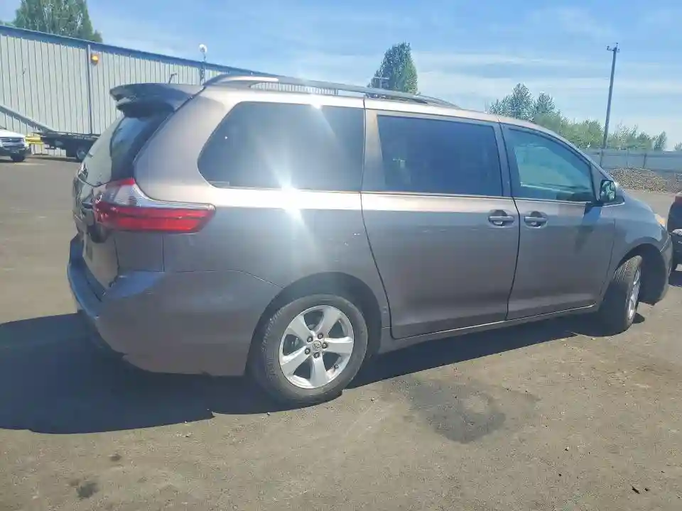 5TDKZ3DC8HS829203 2017 TOYOTA SIENNA-2