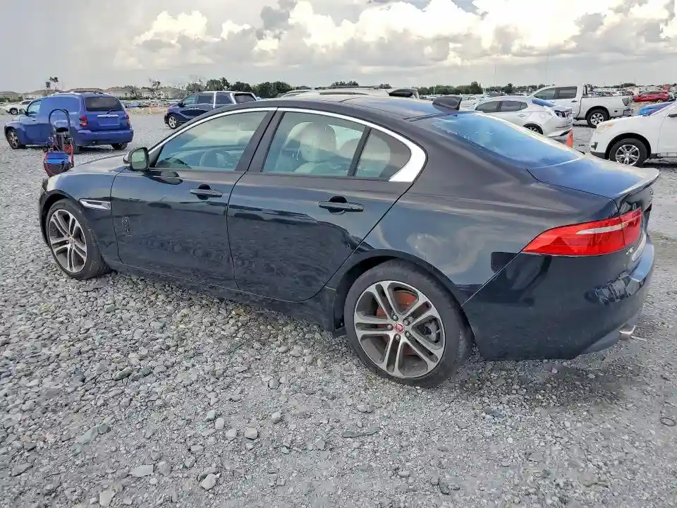 SAJAD4EV9JCP25828 2018 JAGUAR XE-1