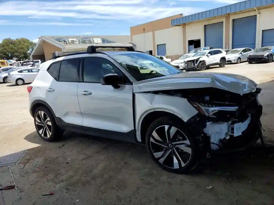 YV4L12UC4S2527196 2025 VOLVO XC40-3