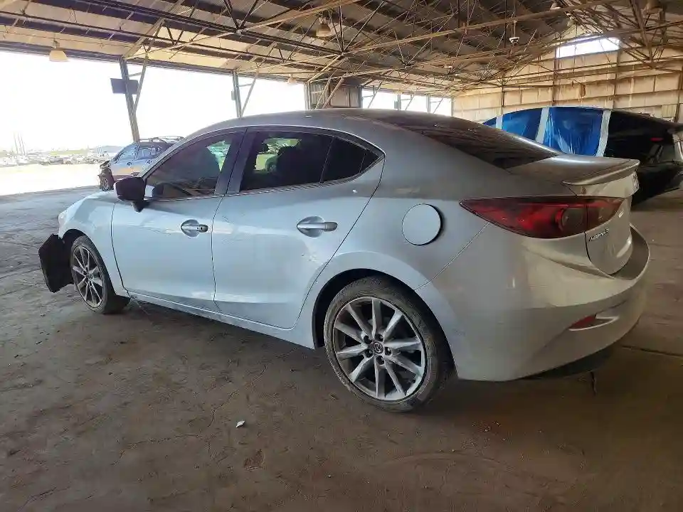 3MZBN1V30JM217577 2018 MAZDA 3-1