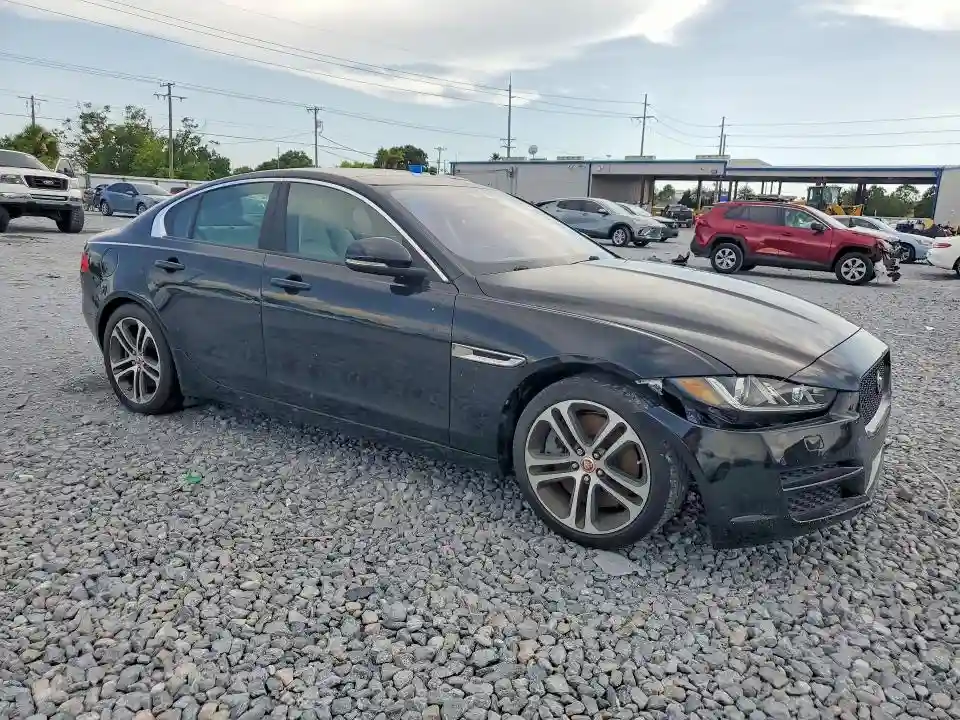 SAJAD4EV9JCP25828 2018 JAGUAR XE-3