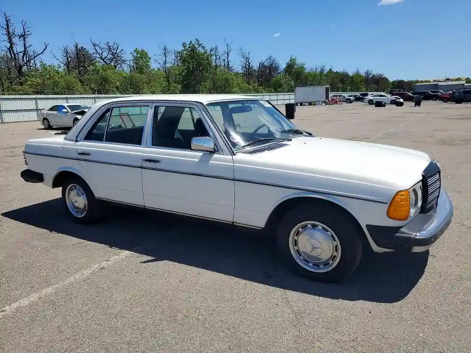 WDBAB23A3DB403204 1983 MERCEDES-BENZ 240-CLASS-3