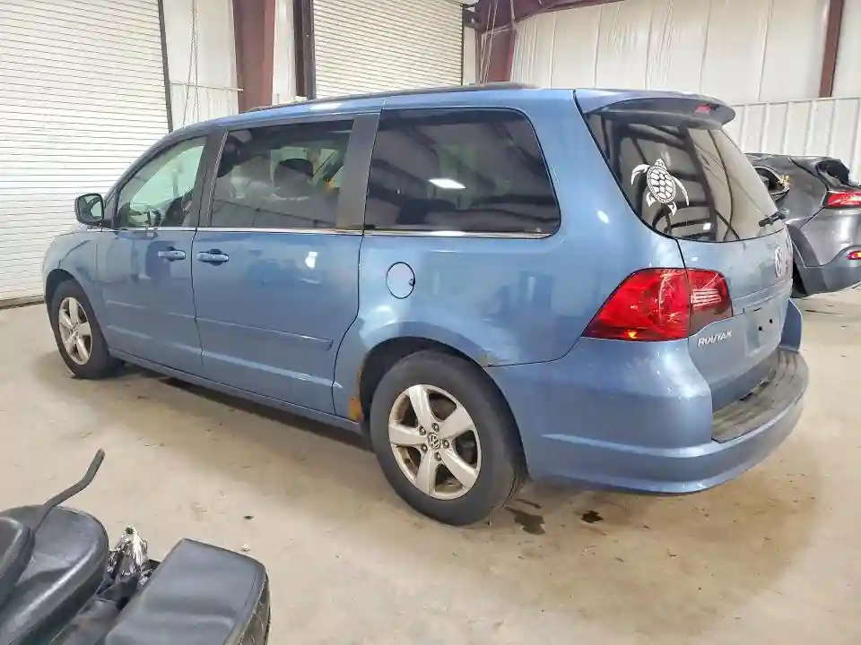 2V4RW3DG2BR738797 2011 VOLKSWAGEN ROUTAN-1