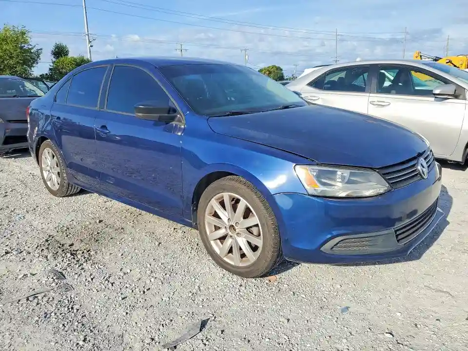 3VW3L7AJ4EM330259 2014 VOLKSWAGEN JETTA-3