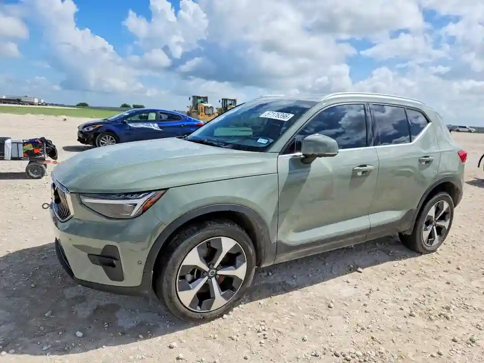 YV4L12UE4S2461637 2025 VOLVO XC40-0