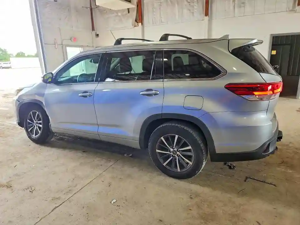 5TDKZRFH4JS529725 2018 TOYOTA HIGHLANDER-1