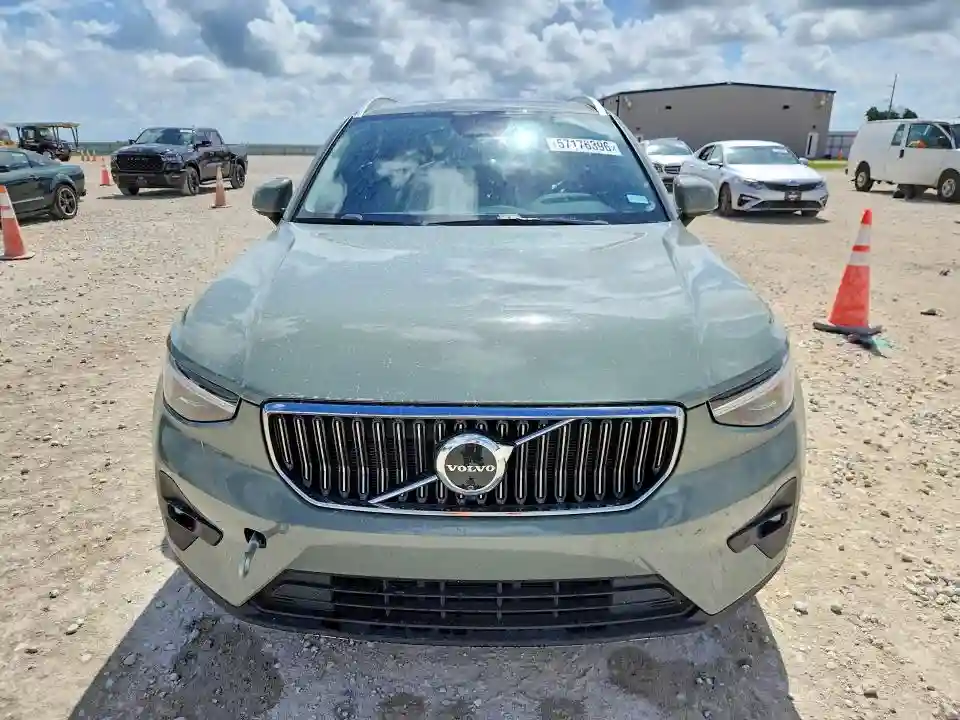 YV4L12UE4S2461637 2025 VOLVO XC40-4