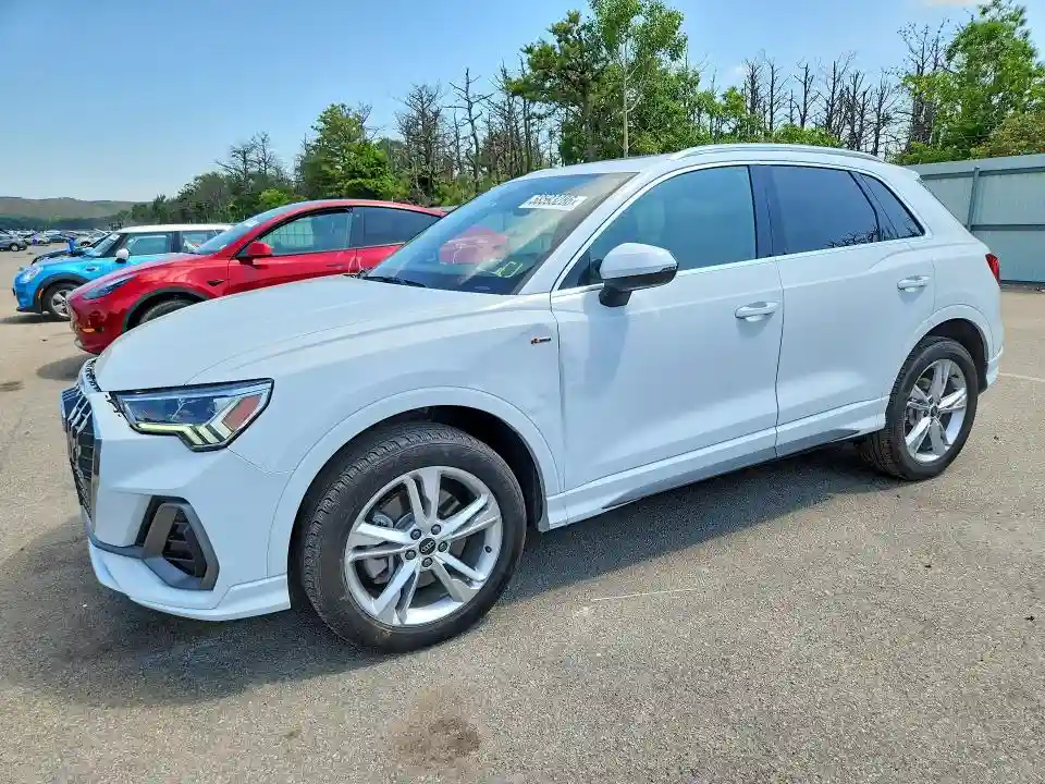 WA1EECF39R1077090 2024 AUDI Q3-0
