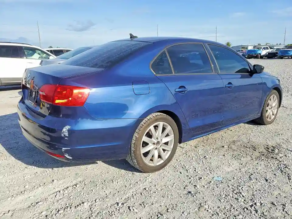 3VW3L7AJ4EM330259 2014 VOLKSWAGEN JETTA-2