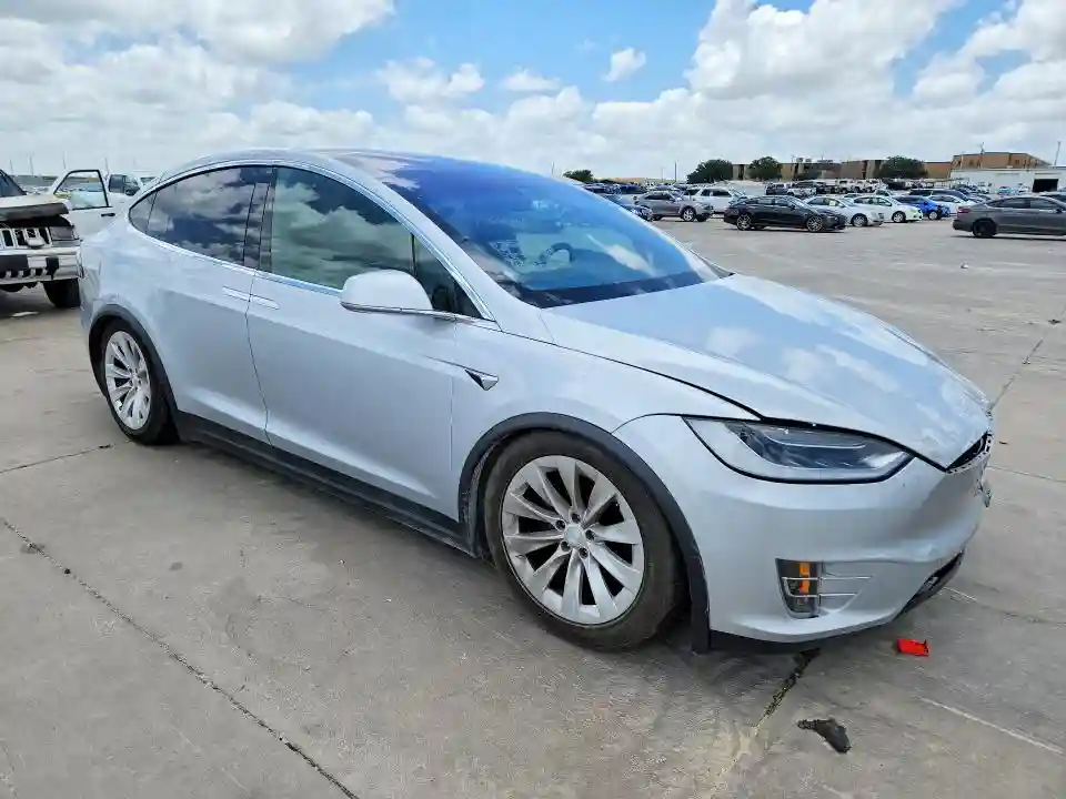 5YJXCDE21JF101252 2018 TESLA MODEL X-3