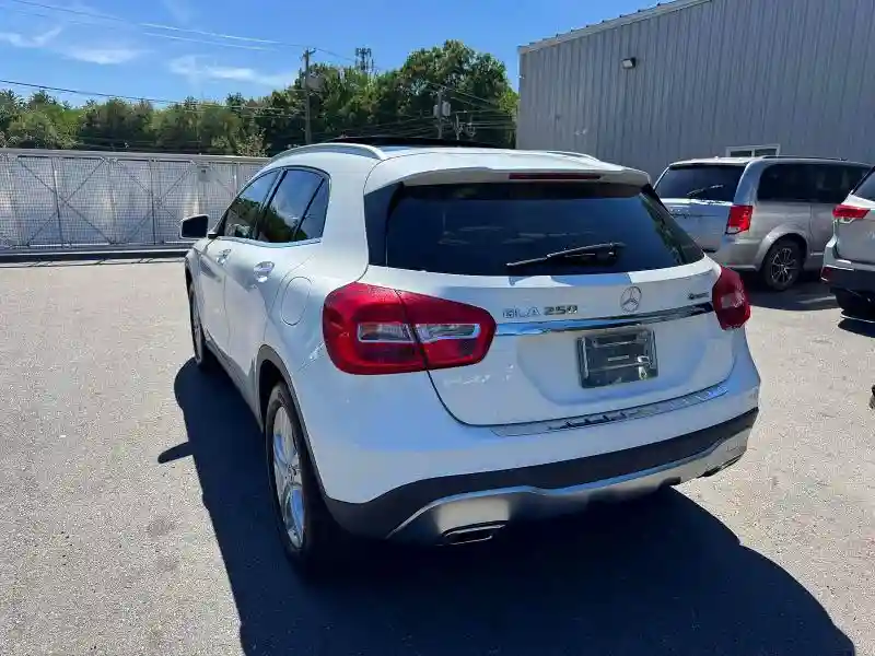 WDCTG4GB7JU000217 2018 MERCEDES-BENZ GLA-CLASS-1
