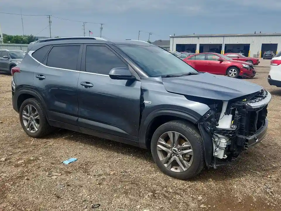 KNDEUCAAXP7459444 2023 KIA SELTOS-3